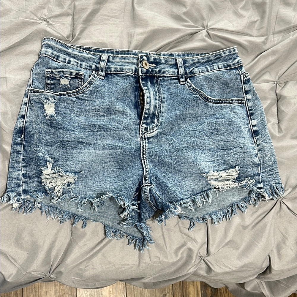 Frayed Hem Distressed Denim Women’s Shorts - Light Blue